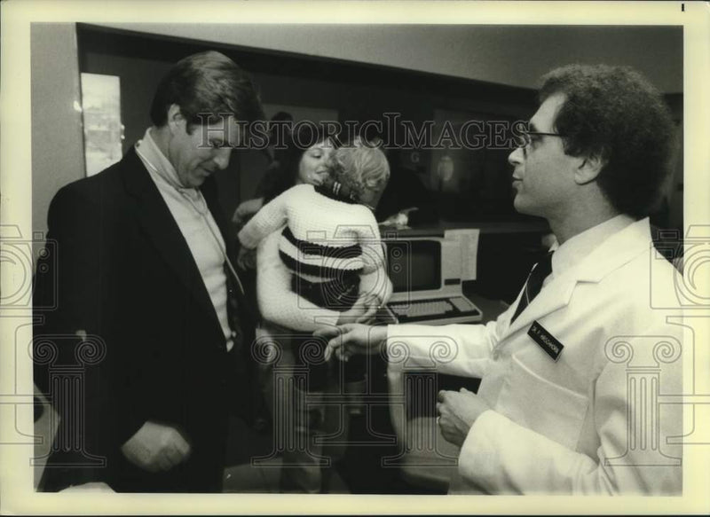 Load image into Gallery viewer, 1984 Press Photo Dr. Philip Hirschhorn greets "All My Children's" Dr. Tyler

