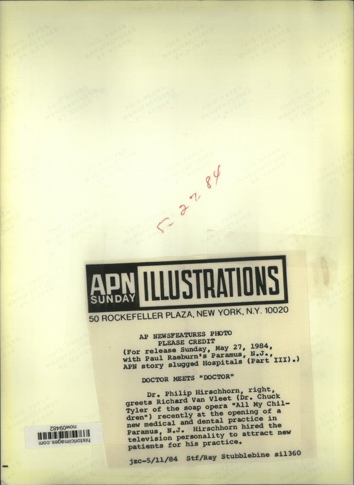 Load image into Gallery viewer, 1984 Press Photo Dr. Philip Hirschhorn greets "All My Children's" Dr. Tyler
