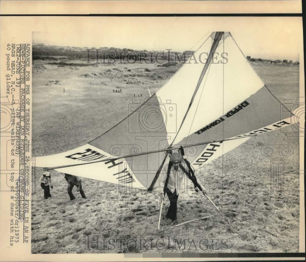 1975 Press Photo Nags Head, NC: Pilot walks to top of dune with 40 lb sky glider