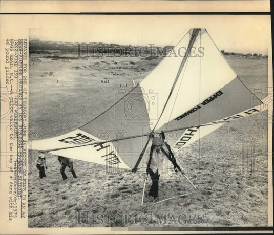 1975 Press Photo Nags Head, NC: Pilot walks to top of dune with 40 lb sky glider
