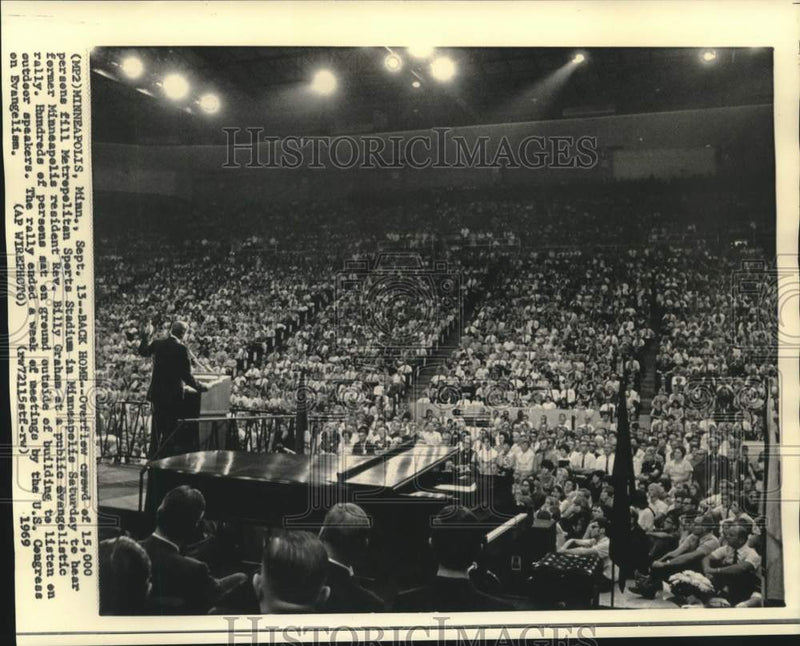 Load image into Gallery viewer, 1969 Press Photo Reverend Billy Graham at public evangelistic rally in MN
