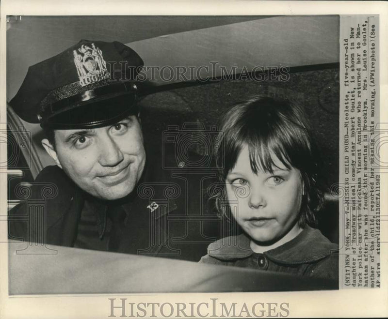Load image into Gallery viewer, 1962 Press Photo Nicolette Goulet with NY policeman Vincent Anzalone in his car
