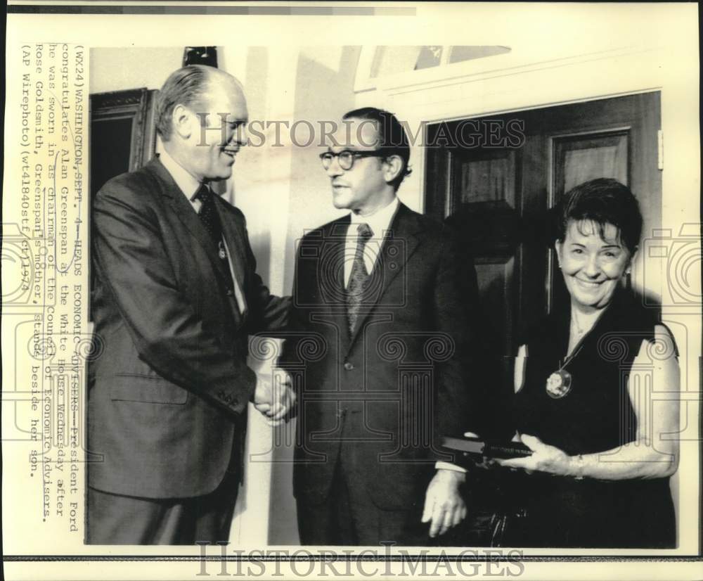 1974 Press Photo President Ford with Alan Greenspan & other at White House