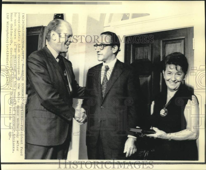 Load image into Gallery viewer, 1974 Press Photo President Ford with Alan Greenspan &amp; other at White House
