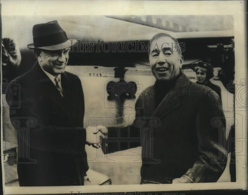 Load image into Gallery viewer, 1966 Press Photo Senator William Fulbright &amp; Graham Parsons at Stockholm airport
