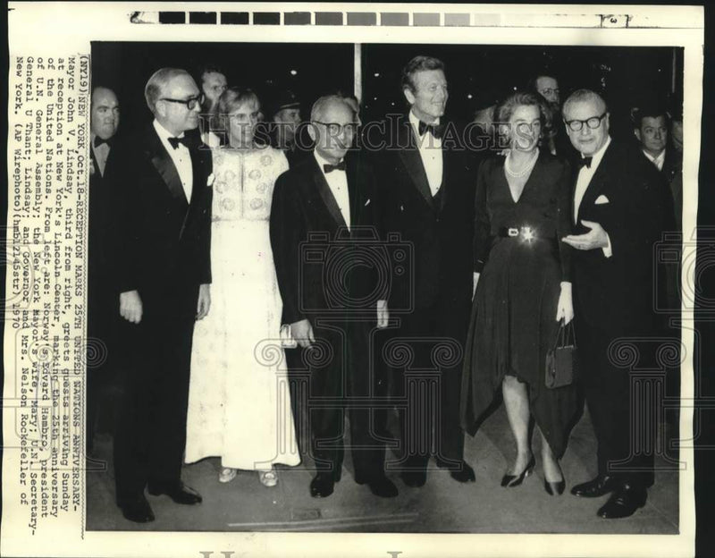 Load image into Gallery viewer, 1970 Press Photo U.N. Pres., Norway's Edvard Hambro &amp; others at Lincoln Center
