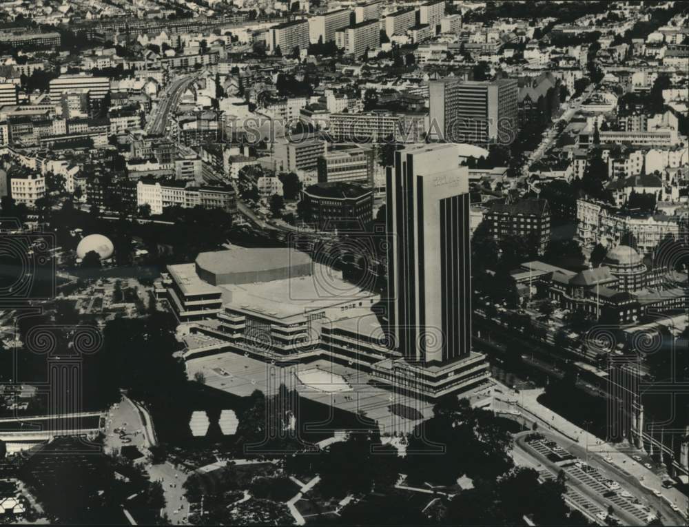 1973 Press Photo Aerial view of Hamburg Germany Congress Center - now09582