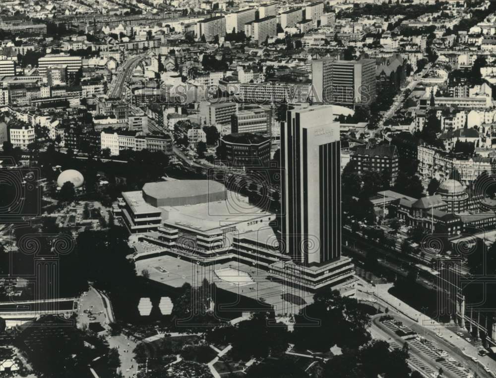 1973 Press Photo Aerial view of Hamburg Congress Centre in Germany - now09588