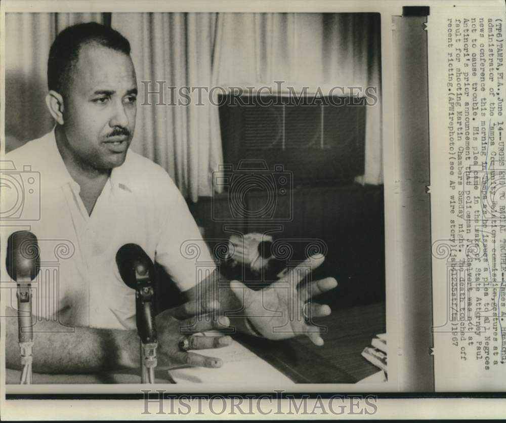 1967 Press Photo James Hammond, Tampa Community Relations, at news conference