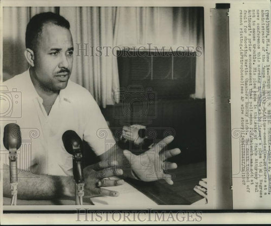 1967 Press Photo James Hammond, Tampa Community Relations, at news conference
