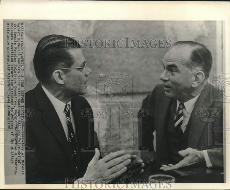 Load image into Gallery viewer, 1965 Press Photo Defense Secretary McNamara confers with Fulbright in Washington

