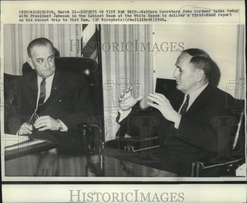 1966 Press Photo John Gardner & President Johnson chat at White House