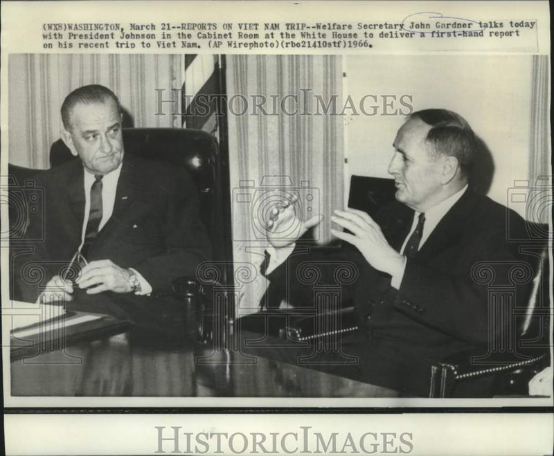 Load image into Gallery viewer, 1966 Press Photo John Gardner &amp; President Johnson chat at White House
