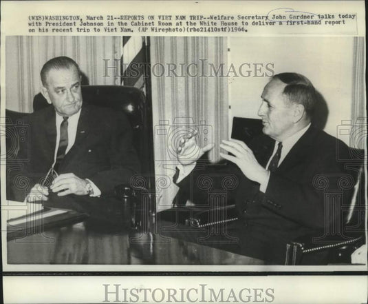 1966 Press Photo John Gardner & President Johnson chat at White House