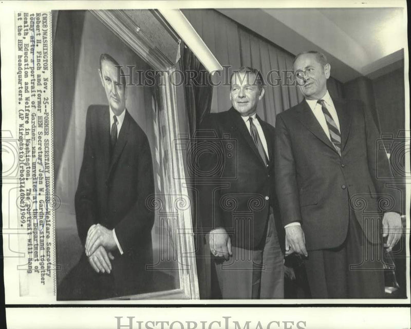 Load image into Gallery viewer, 1969 Press Photo Robert Finch &amp; John Gardner at unveiling of Gardner's portrait
