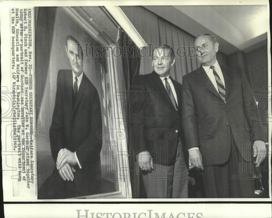 1969 Press Photo Robert Finch & John Gardner at unveiling of Gardner's portrait