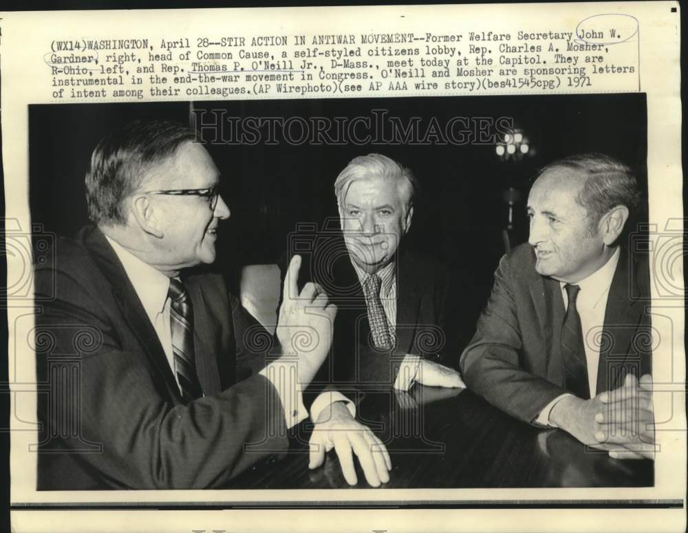 1971 Press Photo Former HEW Secretary John Gardner &amp; others meet at the Capitol