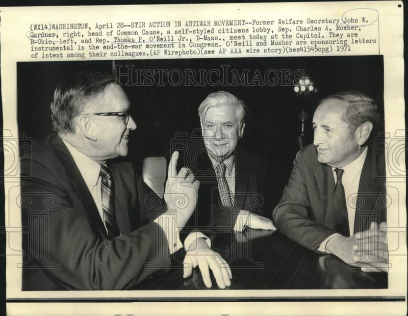 Load image into Gallery viewer, 1971 Press Photo Former HEW Secretary John Gardner &amp; others meet at the Capitol
