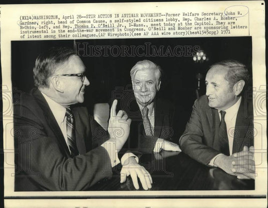1971 Press Photo Former HEW Secretary John Gardner & others meet at the Capitol
