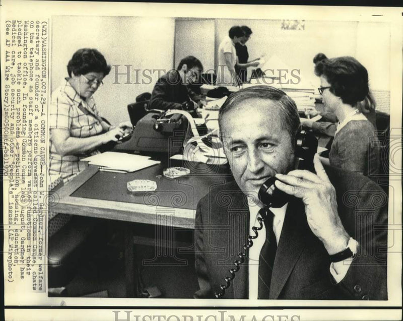 Load image into Gallery viewer, 1970 Press Photo Common Cause founder John Gardner on phone in Washington office
