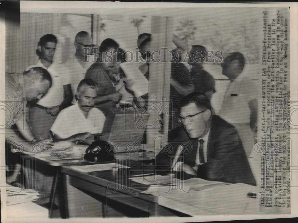 1959 Press Photo Press Secretary Jim Hagerty reads executive order to reporters