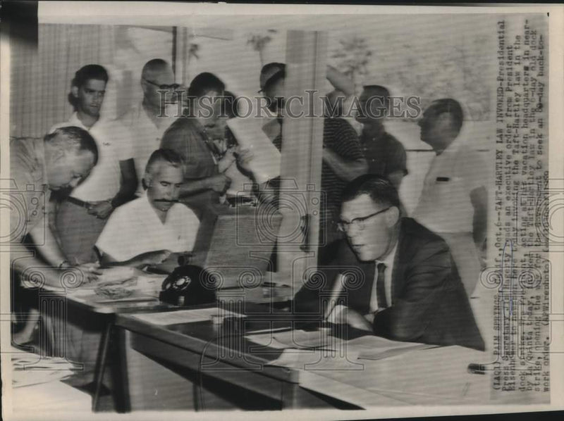 Load image into Gallery viewer, 1959 Press Photo Press Secretary Jim Hagerty reads executive order to reporters
