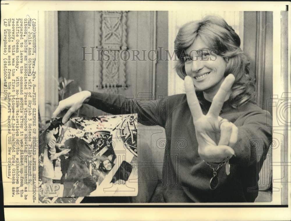 1974 Press Photo Astronaut Edward Gibson's wife holds AP photo after splashdown