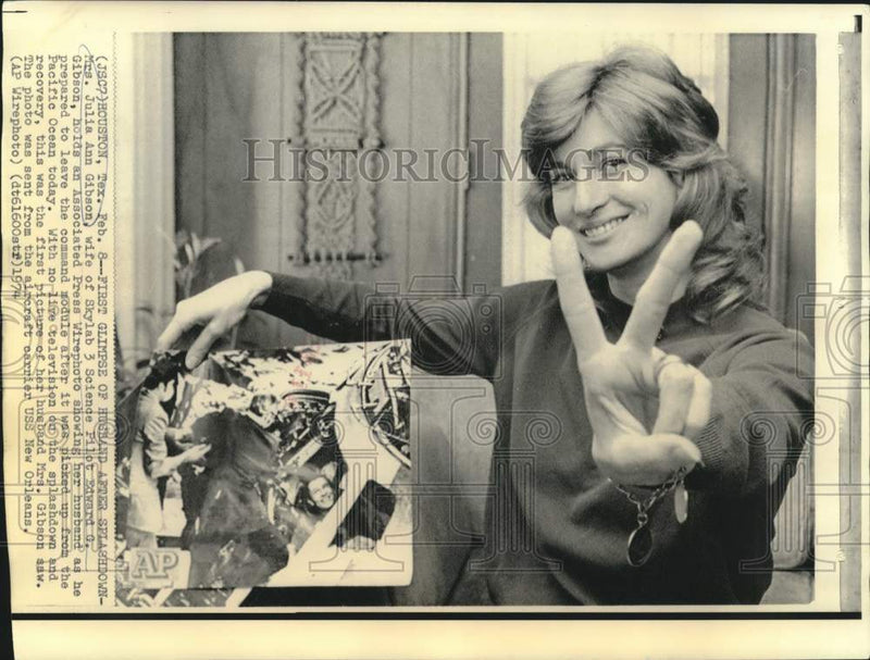 Load image into Gallery viewer, 1974 Press Photo Astronaut Edward Gibson's wife holds AP photo after splashdown
