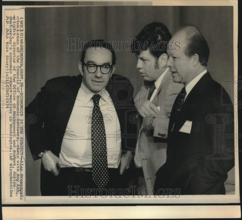 Load image into Gallery viewer, 1974 Press Photo Alan Greenspan &amp; Roy Ash at economic summit in Washington
