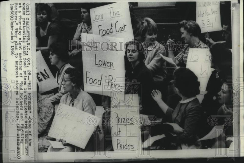 Load image into Gallery viewer, 1966 Press Photo "Mad Mothers and Fighting Fathers." plan food store boycott
