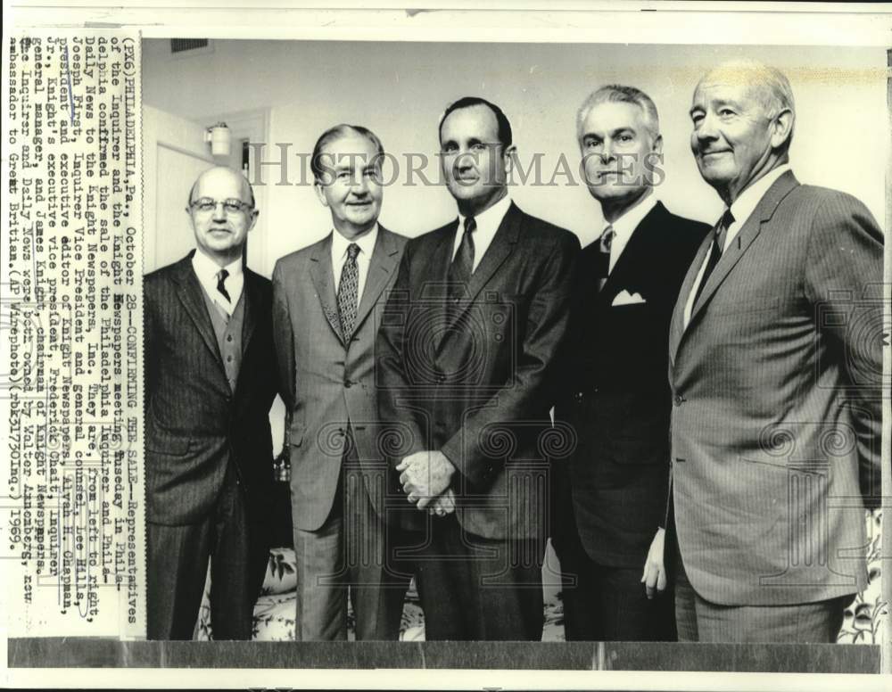 1969 Press Photo Newspaper representatives confirm sale to Knight Newspapers