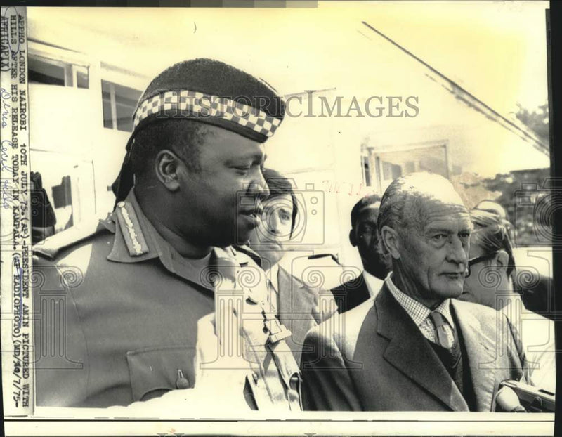 Load image into Gallery viewer, 1975 Press Photo President Amin and Denis Cecil Hills in Kampala - now09766
