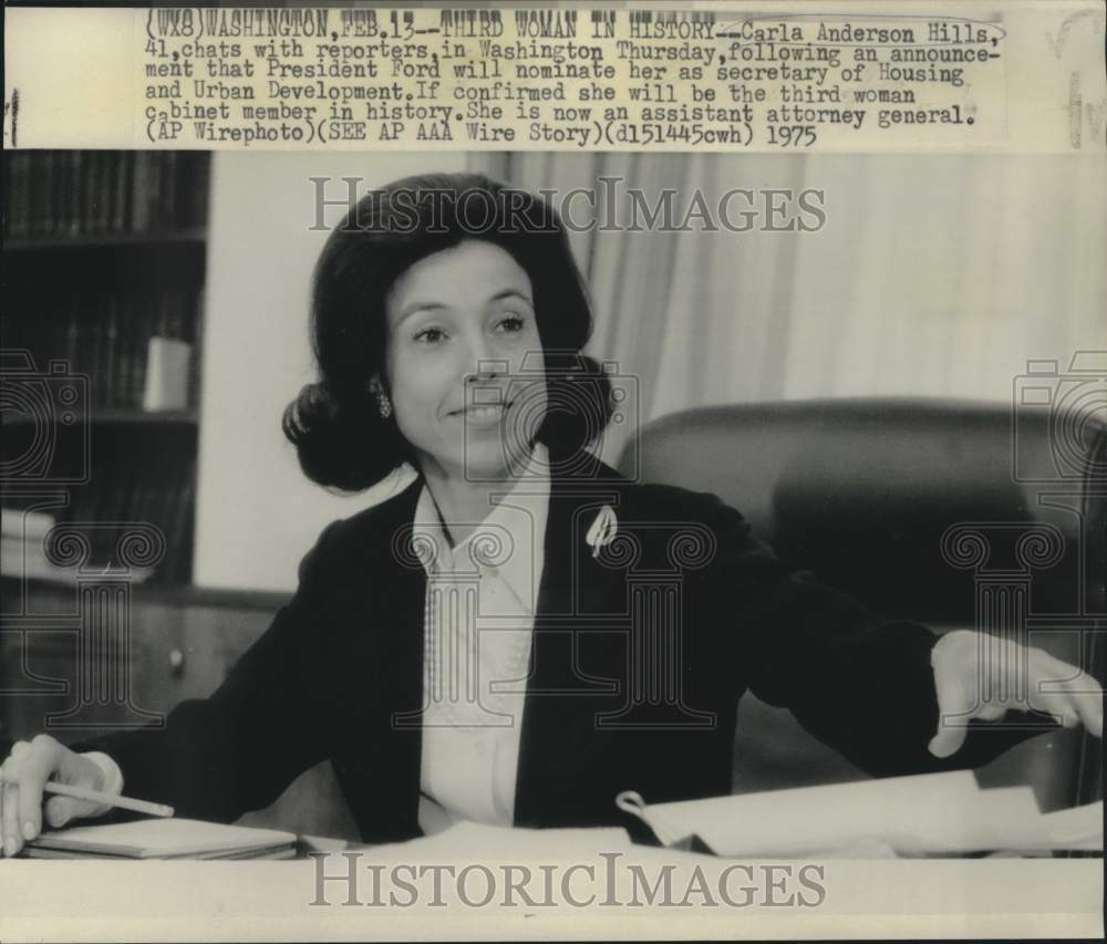 1975 Press Photo Carla Anderson Hill with reporters in Washington - now09767