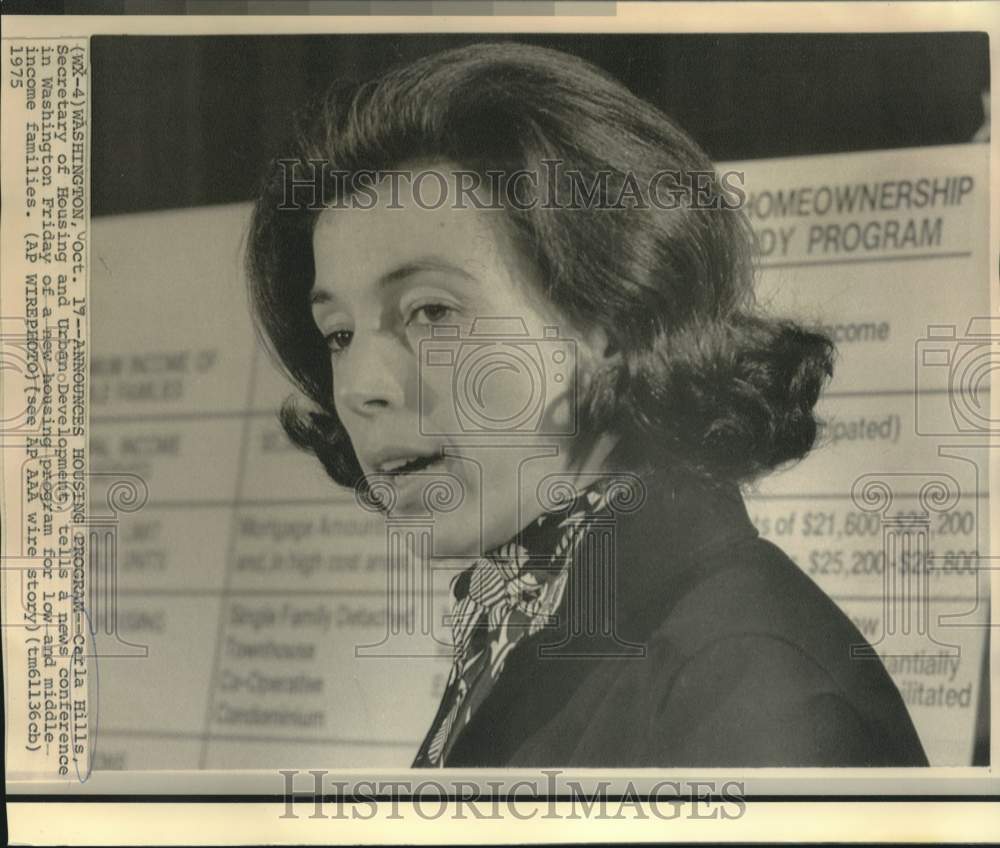 1975 Press Photo Housing Secretary Carla Hills at news conference in Washington