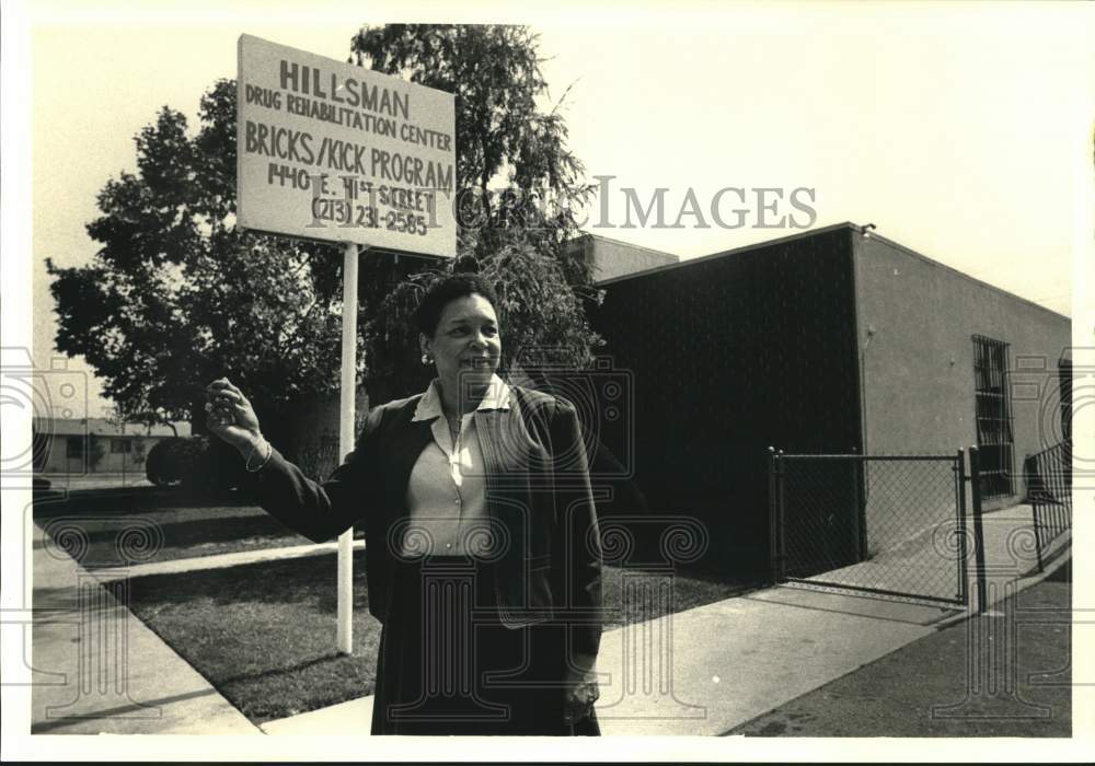 1986 Press Photo Julia Hillsman outside her rehabilitation center in California