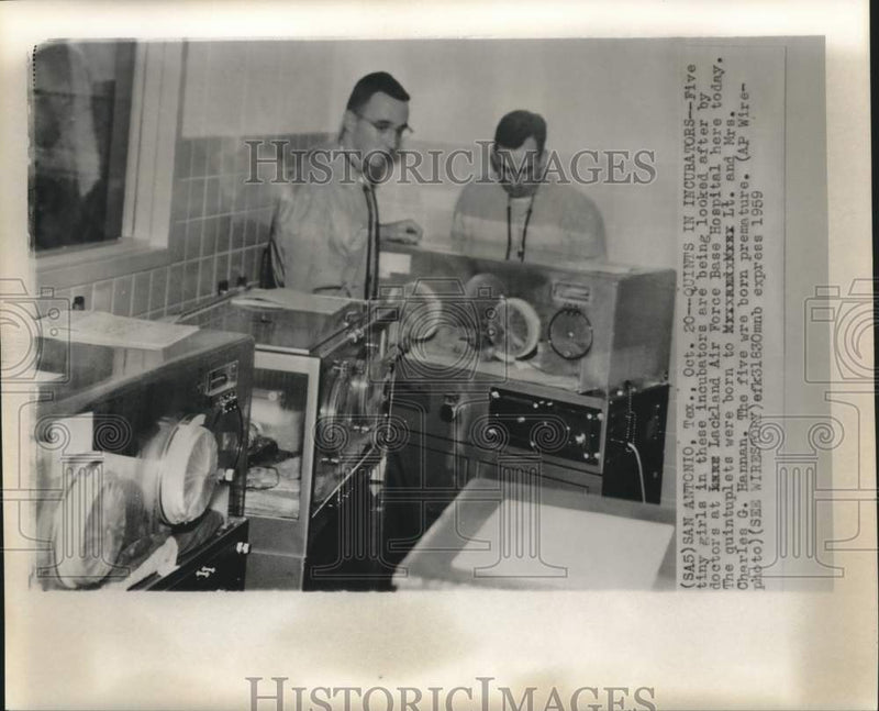 Load image into Gallery viewer, 1959 Press Photo Lackland AFB doctors with quintuplets of Lt. &amp; Mrs. Hannan
