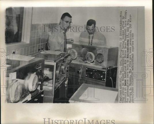1959 Press Photo Lackland AFB doctors with quintuplets of Lt. & Mrs. Hannan