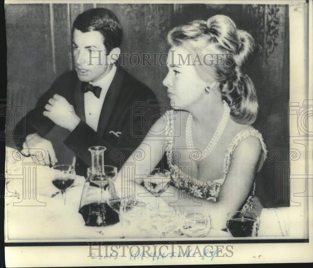 1966 Press Photo George Hamilton & Barbara Harrison at Enzesfeld Castle party