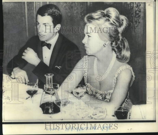 1966 Press Photo George Hamilton & Barbara Harrison at Enzesfeld Castle party