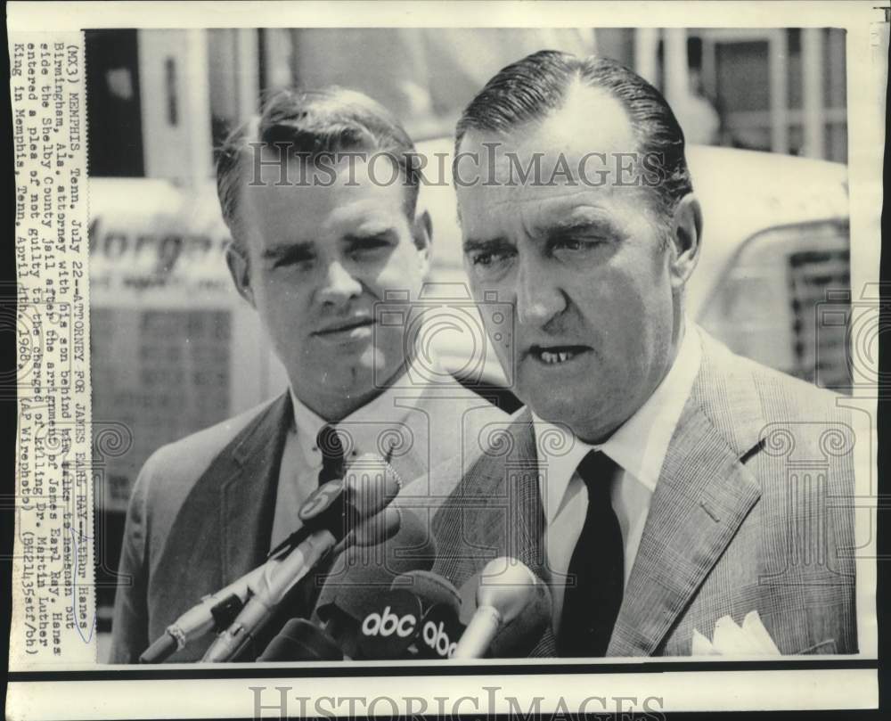 1968 Press Photo James Earl Ray&#39;s attorney Arthur Hanes &amp; son, with newsmen