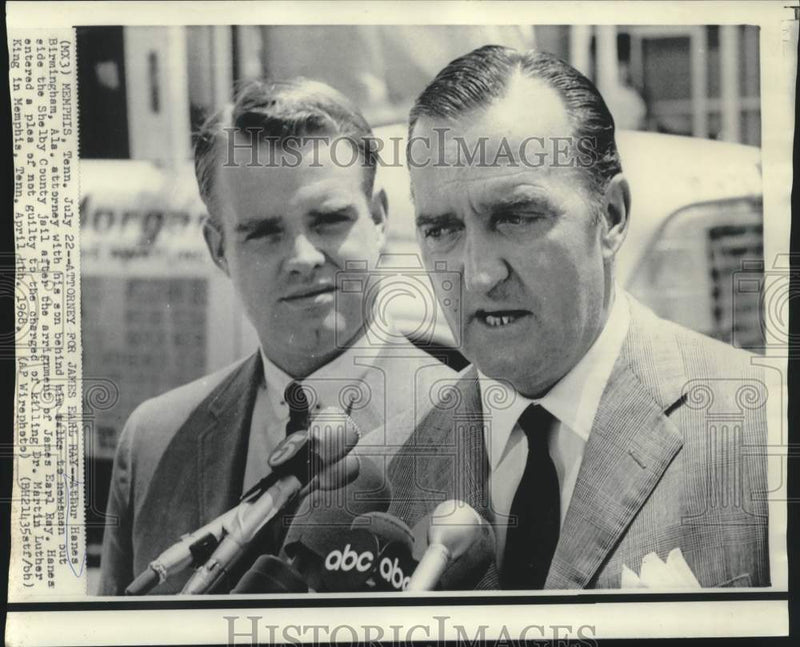 Load image into Gallery viewer, 1968 Press Photo James Earl Ray's attorney Arthur Hanes &amp; son, with newsmen
