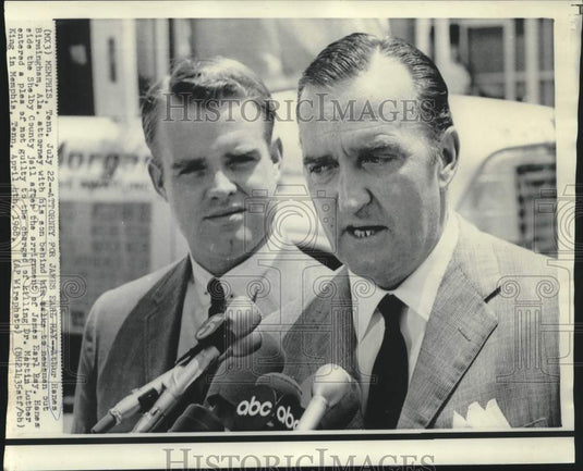 1968 Press Photo James Earl Ray's attorney Arthur Hanes & son, with newsmen