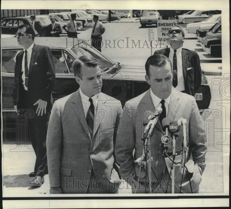 Load image into Gallery viewer, 1968 Press Photo Attorney Arthur Hanes with son, Arthur, Jr., talks to newsmen
