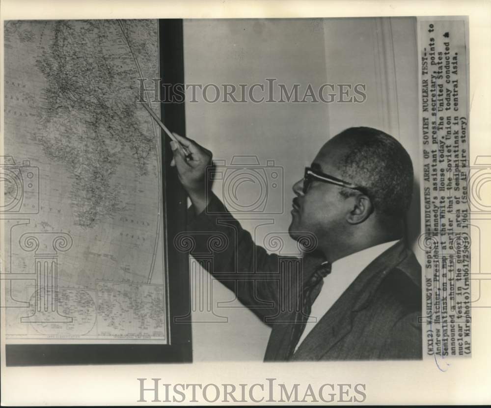 1961 Press Photo Andrew Hatcher points to nuclear test site in Soviet Union