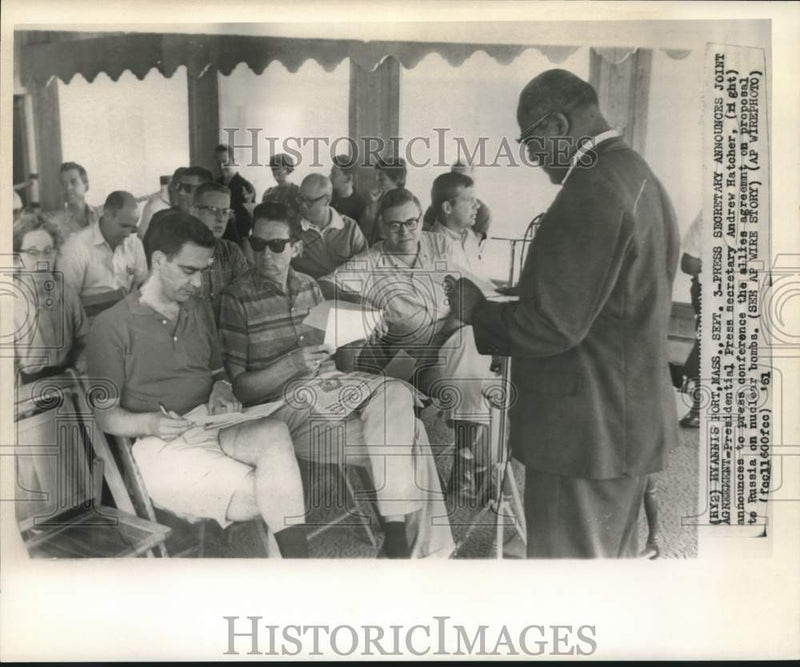 Load image into Gallery viewer, 1961 Press Photo Andrew Hatcher at press conference in Hyannis Port, MA
