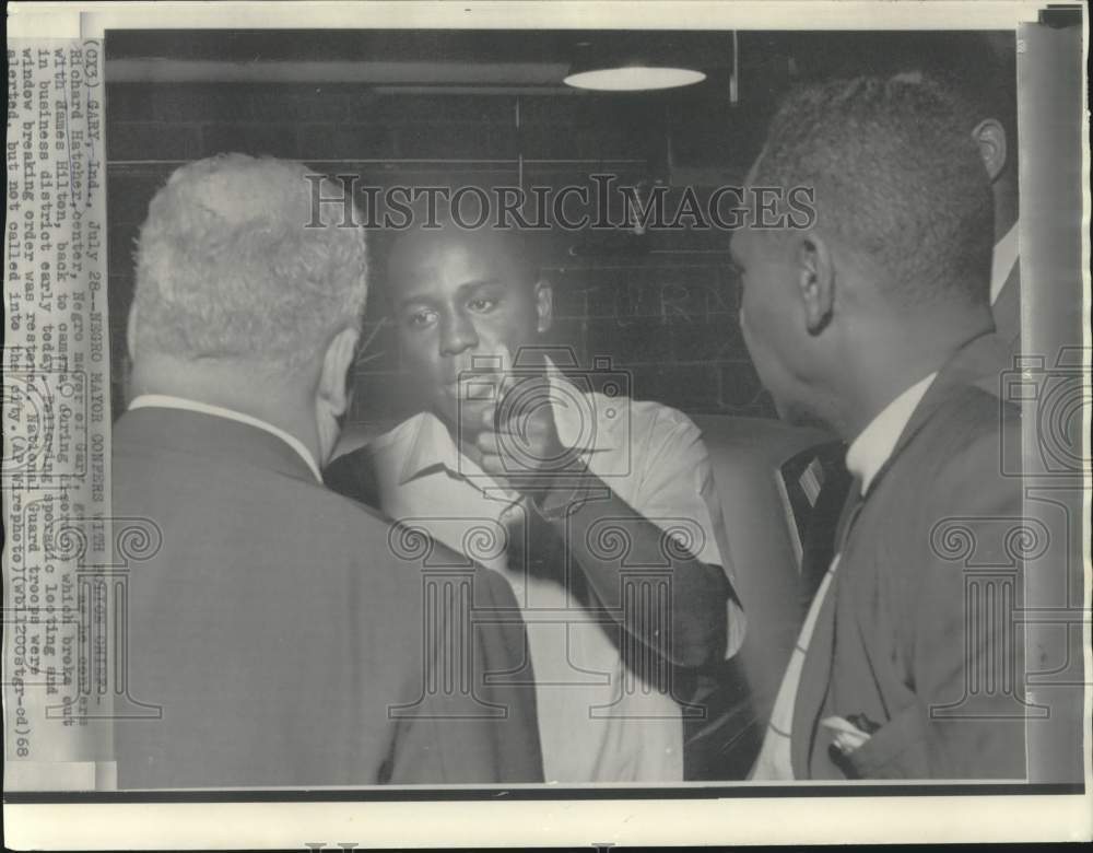 1968 Press Photo Mayor Richard Hatcher &amp; others during protest in Gary, IN
