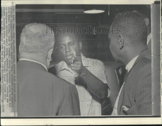 1968 Press Photo Mayor Richard Hatcher & others during protest in Gary, IN