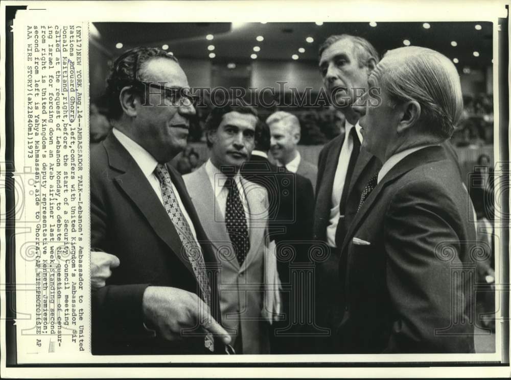 1973 Press Photo Lebanon&#39;s Ambassador Ghorra confers with Maitland at U.N in NY