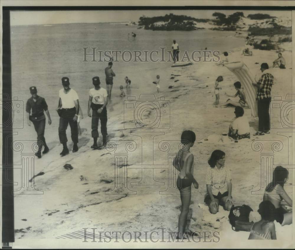 1967 Press Photo Paratroopers search Ft. Walton Beach for mini mines