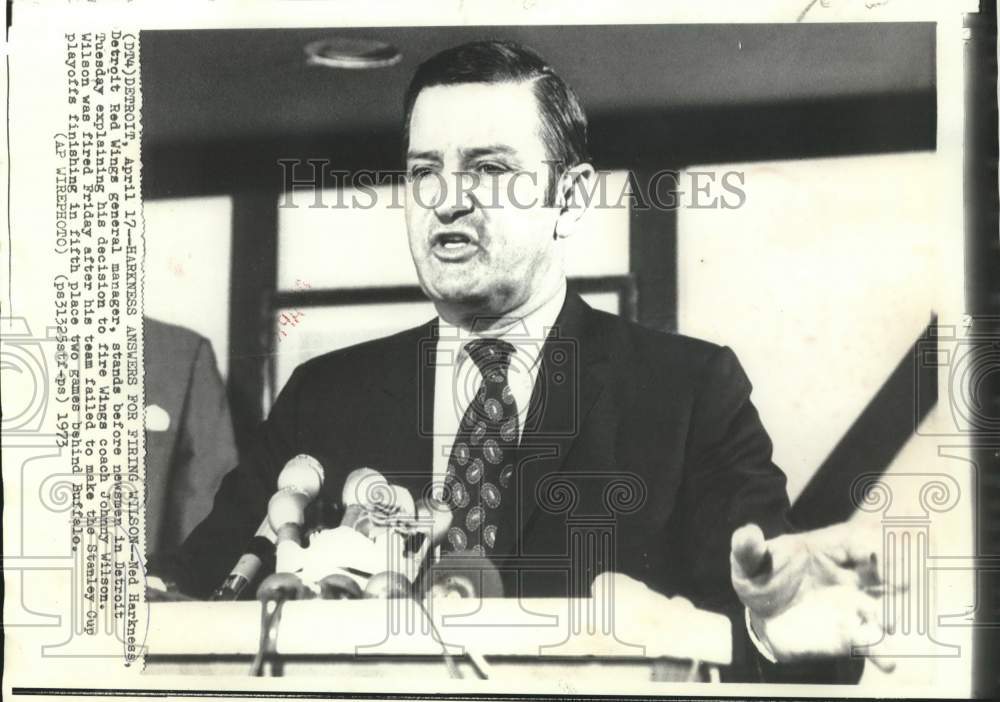 1973 Press Photo Ned Harkness, Detroit Red Wings General Manager with newsmen- Historic Images